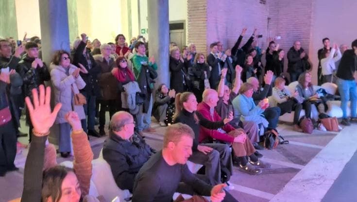 Olimpiadi, l'esultanza di Casa Italia per l'oro nell'inseguimento del pattinaggio: applausi e grida per gli azzurri