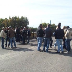 Gela, la protesta dell'indotto bloccati gli ingressi alla raffineria