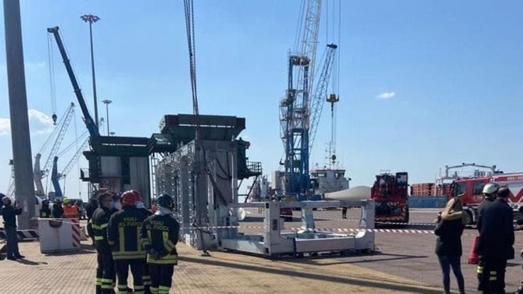 Incidenti sul lavoro, nel porto di Taranto operaio 31enne muore travolto da ecoballa nella stiva di una nave