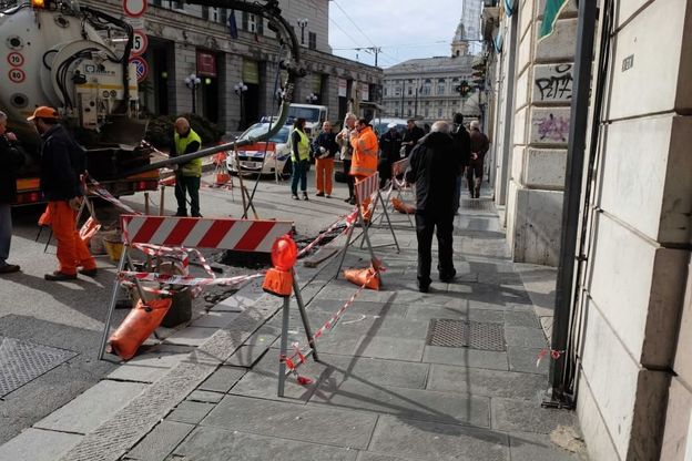 Cede l'asfalto in via XXV Aprile, traffico deviato