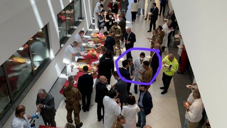 Perugia, buffet al chiuso e mascherina abbassata: Figliuolo dà il 'cattivo esempio'