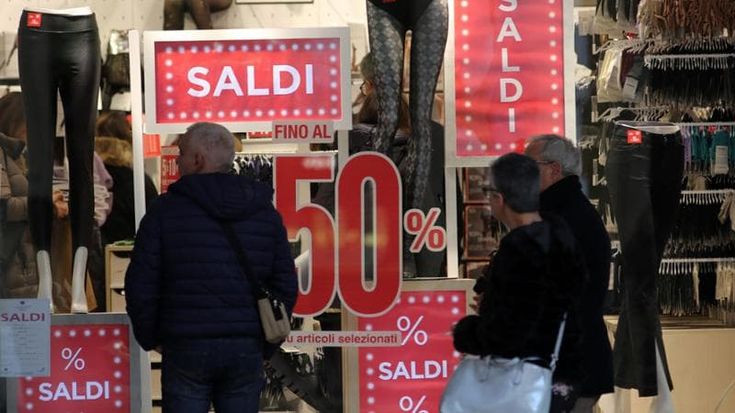 Tentazioni in vetrina, il 5 gennaio via ai saldi in Toscana ma gli sconti viaggiano da giorni sugli sms