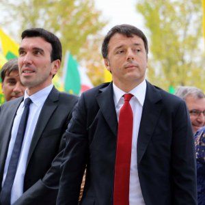 Renzi alla Coldiretti: "Nel 2016 via Imu agricola e Irap". E adotta un formaggio