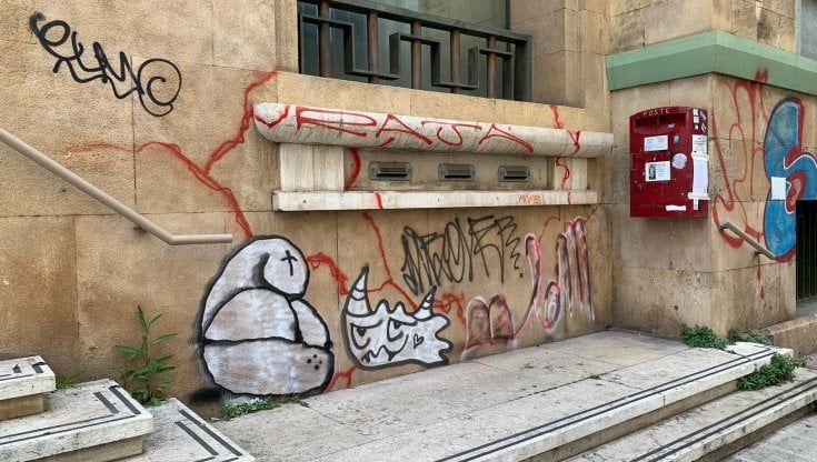 Bari, nel weekend raid dei vandali nel Murattiano: decine di scritte e scarabocchi sui palazzi. "Polizia locale sulle loro tracce"