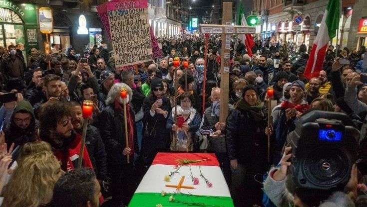 I No Pass di Milano cercano il caos: 115 identificati e 11 denunciati. Il sindaco Sala: "Momenti preoccupanti, politica non può fare distinguo"