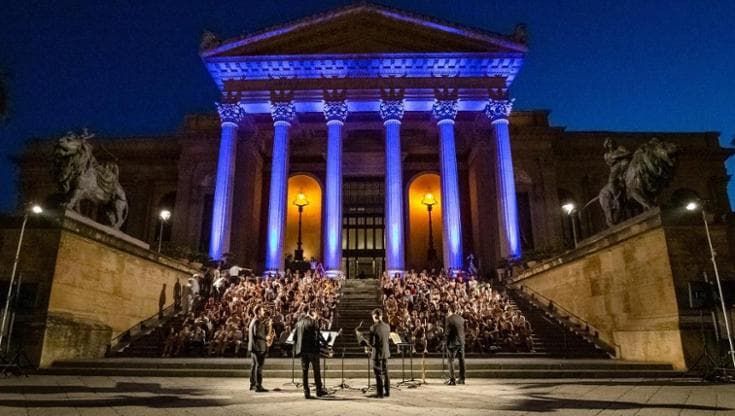 Un sit in silenzioso al teatro Massimo