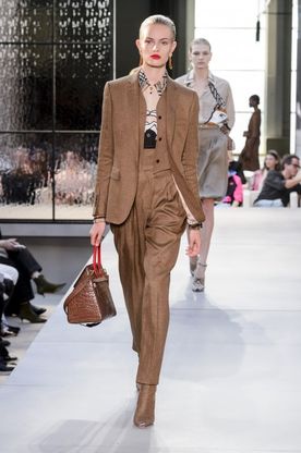 Sei una donna in carriera? Ecco come vestirti e che accessori avere