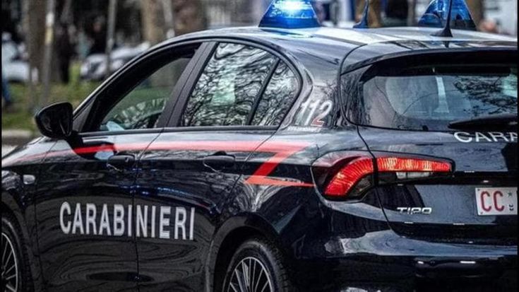 Violenze sulla moglie e botte al figlio di sei anni: i vicini danno l’allarme e viene arrestato