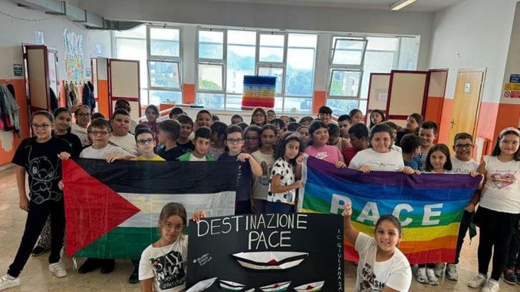 Barchette, bandiere e fratellanza: così i bambini disegnano la Flotilla
