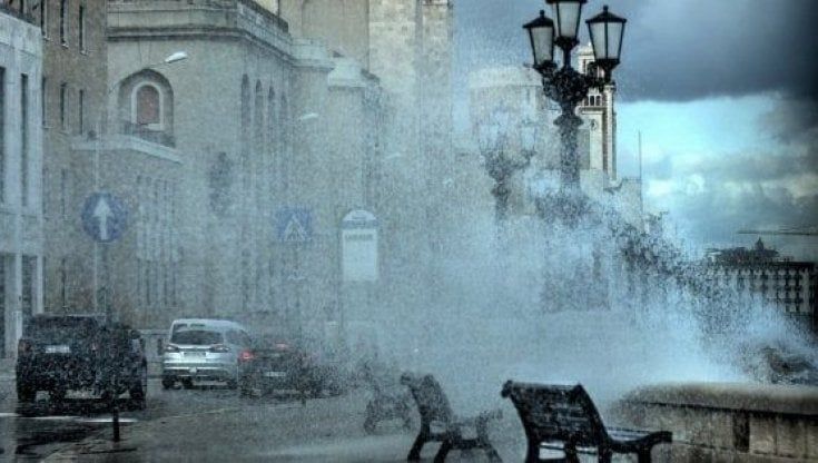 Allerta meteo in Puglia per temporali e vento: il Salento l'area più colpita. Ad Acquarica precipita l'aureola dalla statua del patrono