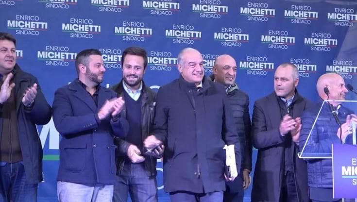 Ballottaggio a Roma, l'appello di Berlusconi al comizio di Michetti: "Votate, altrimenti non potrete lamentarvi della cattiva amministrazione"