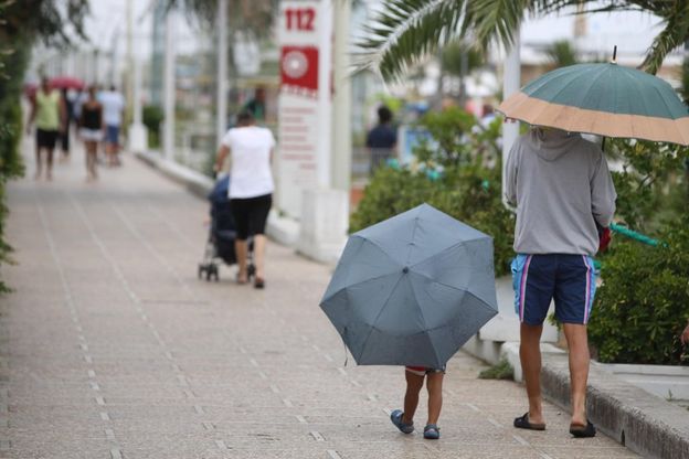 Riccione, spiaggia "chiusa" per maltempo: in Riviera sembra autunno