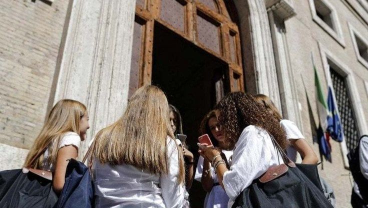 Gonne al ginocchio e no a bermuda e canotte: il dress code arriva anche all'alberghiero