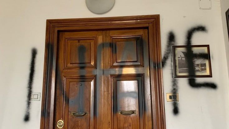Verdi, scritta intimidatoria sulla porta di casa del leader Bonelli