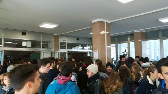 Torino, aule troppo fredde al Copernico: in 300 rifiutano di entrare in classe, scatta l'occupazione