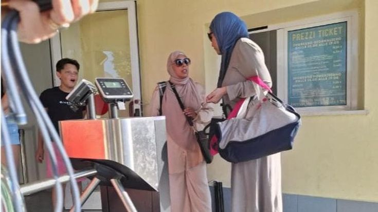 L’ora d’acqua in piscina per le donne con burkini: “Civiltà, altro che ghetto”