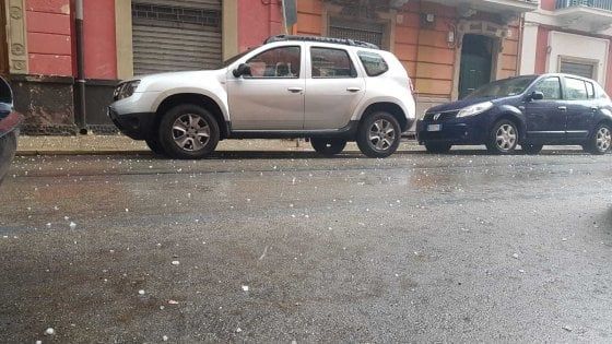 Maltempo, a Bari grandinata violenta e raffiche di vento:  "Allerta meteo per le prossime ore"