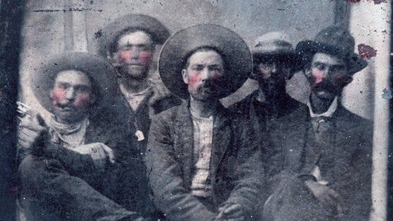 Billy the Kid e Pat Garrett insieme: la foto trovata al mercatino vale 10 milioni