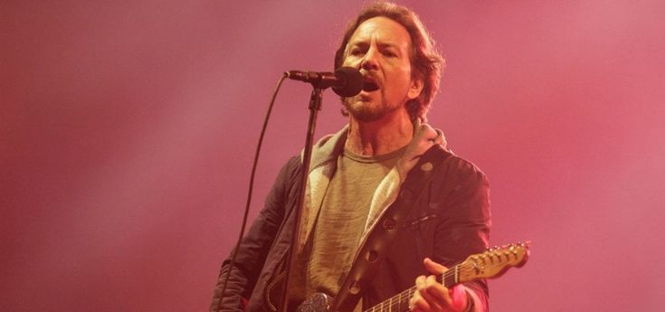 Eddie Vedder dona 10.000 dollari a una famiglia sotto sfratto 