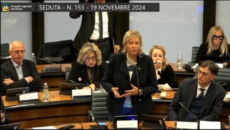 "Anch'io ho subito violenze". La consigliera regionale leghista piange durante il suo intervento