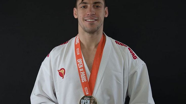 Tokyo, compra medaglia olimpica da un atleta ucraino. Gliela rende quattro anni dopo