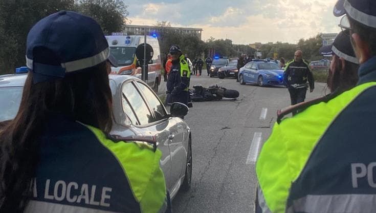 Bari, scontro tra moto e auto della polizia: muore agente di 53 anni fuori servizio