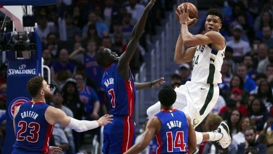 Basket, Nba: Antetokounmpo porta Milwaukee in semifinale, Jazz ancora vivi