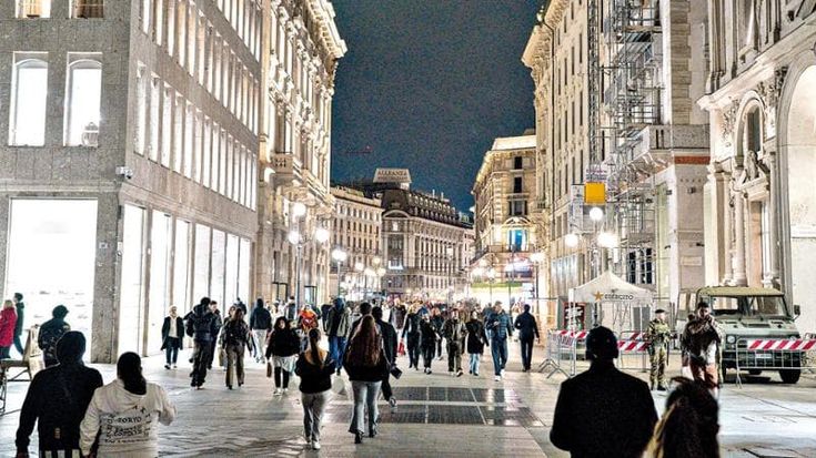 Nessun corteo e negozi aperti: Milano riparte dopo il caos. Oggi Sala cerca unità in aula