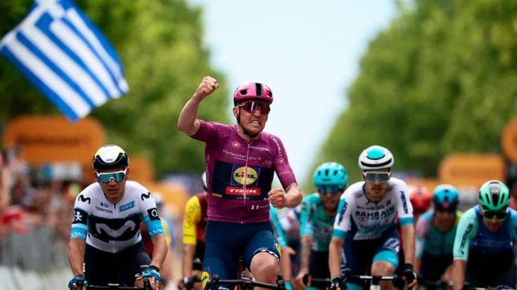 Giro d’Italia, Pedersen vince in volata a Valona e si riprende la maglia rosa