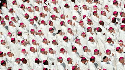 Piazza San Pietro gremita di pellegrini per la canonizzazione di Paolo VI e Romero