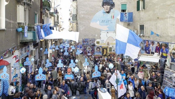 L’onda azzurra di largo Maradona