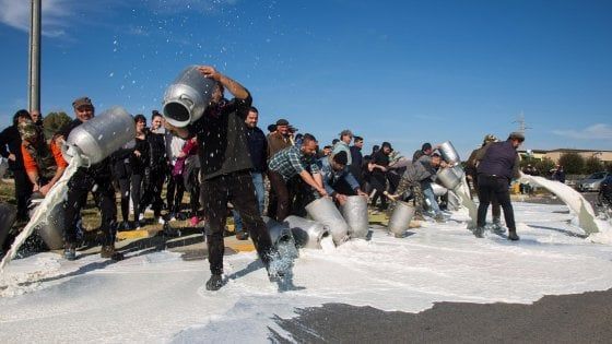 Latte, cresce la tensione alla vigilia del vertice a Roma: bomba inesplosa e scritte nel Nuorese 