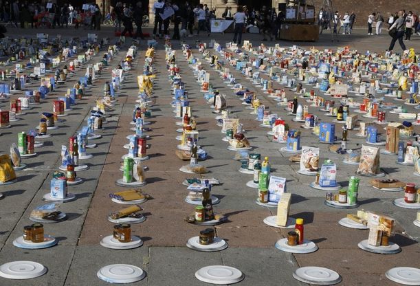 "Riempi il piatto vuoto": il Cefa in piazza Maggiore. La raccolta fondi per le mense di Bologna
