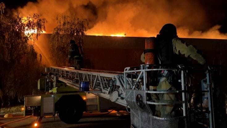 Ucraina, nuovo attacco russo su un centro commerciale a Zaporizhzhia: il palazzo in fiamme