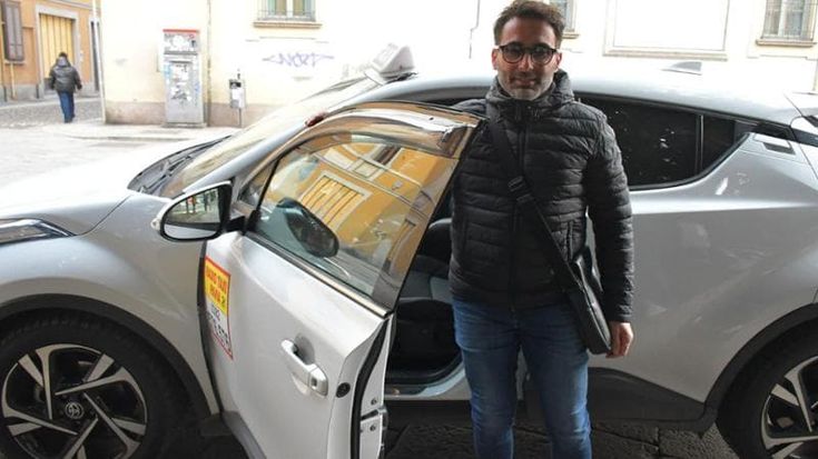 Tassista salva due ventenni inseguite di notte. La mamma di una di loro: “Sei una persona speciale”