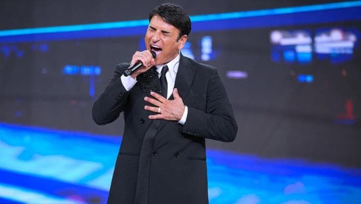 Il fuori onda di “Striscia”. Pausini mentre canta Sal Da Vinci: “Visto che roba?” o “Lui si droga”