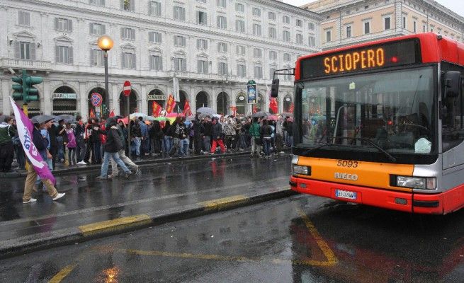 Al via una settimana di caosautobus a trenta all&rsquo;ora e assemblee dei caschi bianchi