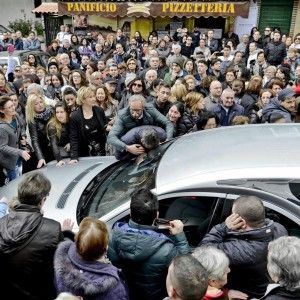 Il fratello del commerciante suicida: "Camorra pi&ugrave; clemente dello Stato"