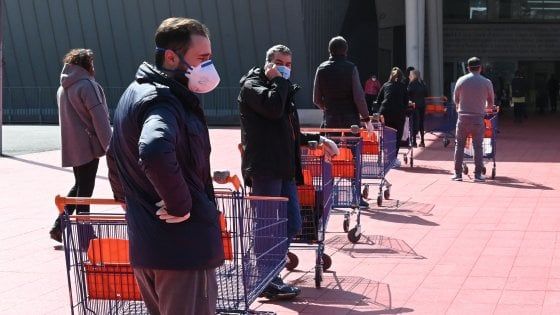 Coronavirus, Appendino: "A Torino buoni spesa digitali anche per i negozi di quartiere. Basterà un'autocertificazione"