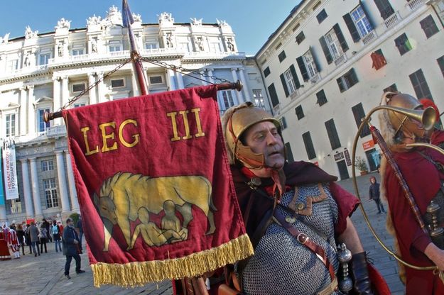 Il corteo storico festeggia il mercatino di San Nicola. Il debutto, inatteso, dei centurioni