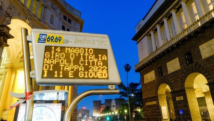Napoli, c'è il Giro: stop parcheggi per 19 chilometri. Ultimo sprint per coprire le buche 