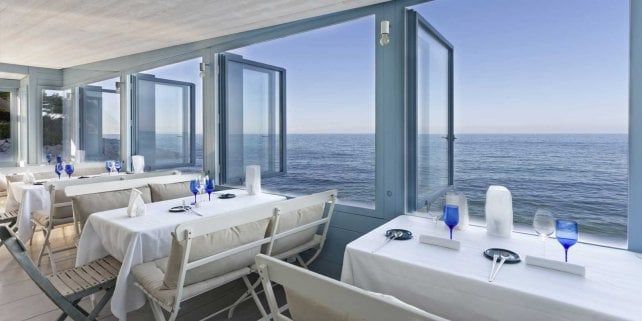 Più che vista mare: i ristoranti dove mangiare praticamente in spiaggia 
