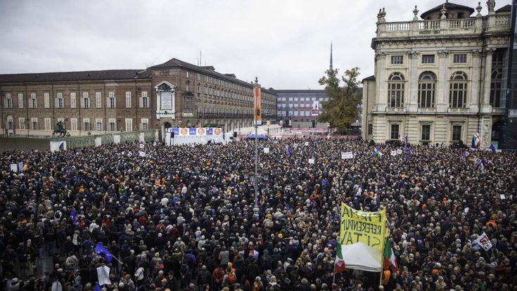 Se l'opposizione riparte nascondendo i simboli