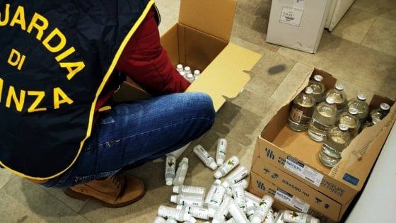 Coronavirus, sequestrati 10mila flaconi di gel disinfettante senza autorizzazione ministeriale: denunciati farmacista e produttore