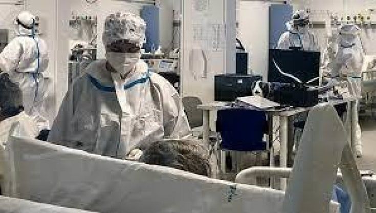 Sicilia e Sardegna verso il giallo. Terapie intensive: il 90% è no-vax
