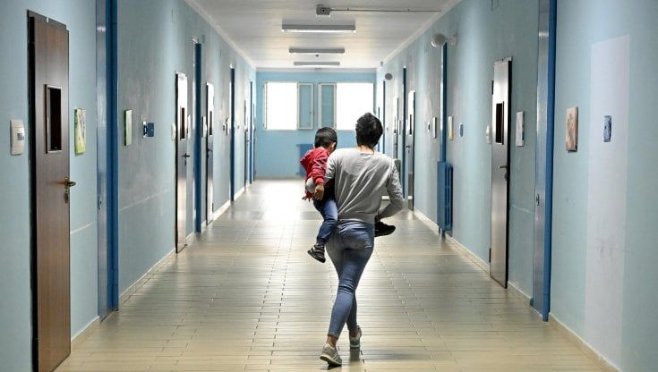 Basta bambini in carcere con mamme recluse, ok della Camera al progetto di legge