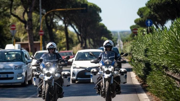 Entra sulla Colombo contromano, poi fugge per un chilometro, provoca 5 incidenti e sperona i vigili