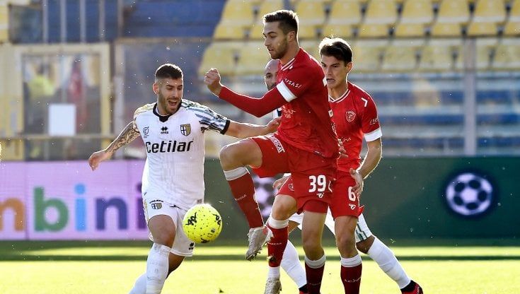 Serie B: il Parma si fa riprendere dal Perugia, il Como espugna Vicenza. L'Alessandria travolge la Reggina