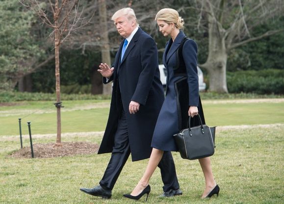 Usa, prima uscita da first lady per Ivanka: con Trump omaggia militare morto in Yemen