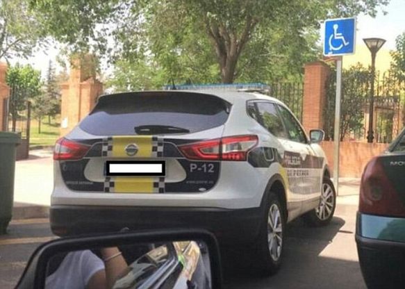 Spagna, pubblica su Fb foto auto polizia parcheggiata in posto diasabili: multata